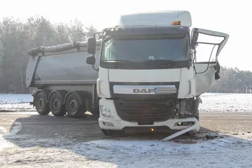Wypadek na dw nr 677 relacji Łomża-Ostrów. Jedna osoba w szpitalu (zdjęcia)