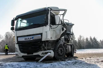 Wypadek na dw nr 677 relacji Łomża-Ostrów. Jedna osoba w szpitalu (zdjęcia)