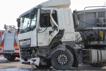 Wypadek na dw nr 677 relacji Łomża-Ostrów. Jedna osoba w szpitalu (zdjęcia)