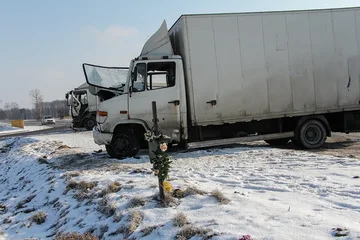 Wypadek na dw nr 677 relacji Łomża-Ostrów. Jedna osoba w szpitalu (zdjęcia)