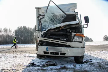 Wypadek na dw nr 677 relacji Łomża-Ostrów. Jedna osoba w szpitalu (zdjęcia)