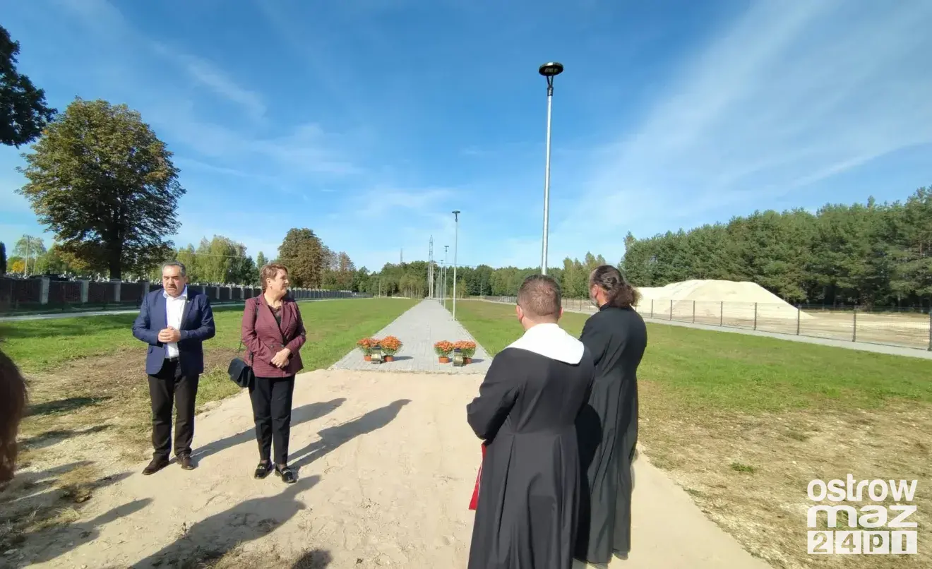 Otwarcie cmentarza komunalnego w Małkini Górnej. Fot. H. Chromińska