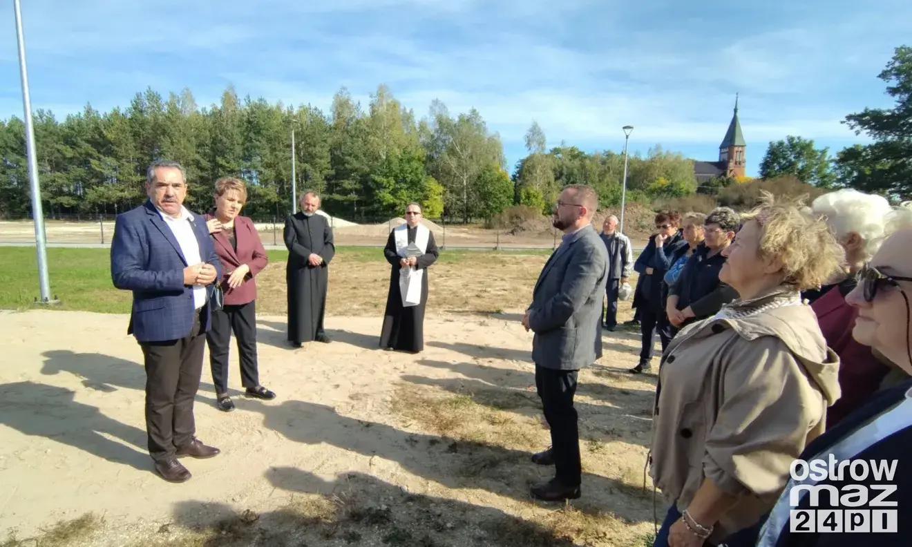 Otwarcie cmentarza komunalnego w Małkini Górnej. Fot. H. Chromińska