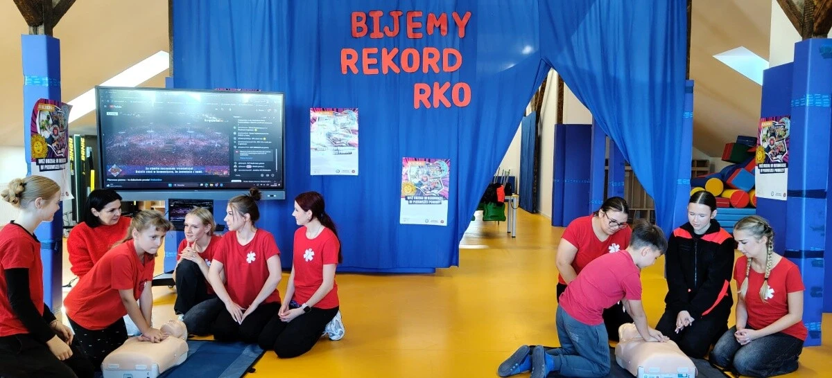 Bicie Rekordu w Pierwszej Pomocy - akcja w Szkole Podstawowej w Brudkach Starych. Fot. Archiwum szkoły