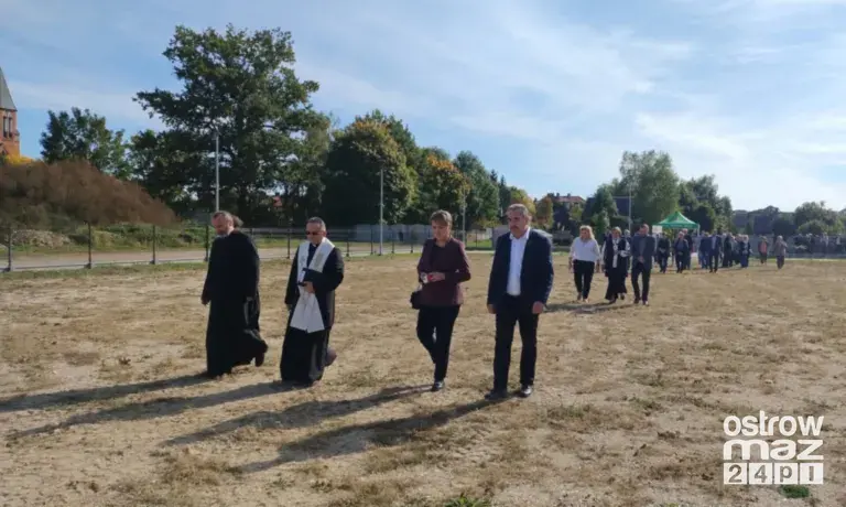 Otwarcie cmentarza komunalnego w Małkini Górnej. Fot. H. Chromińska