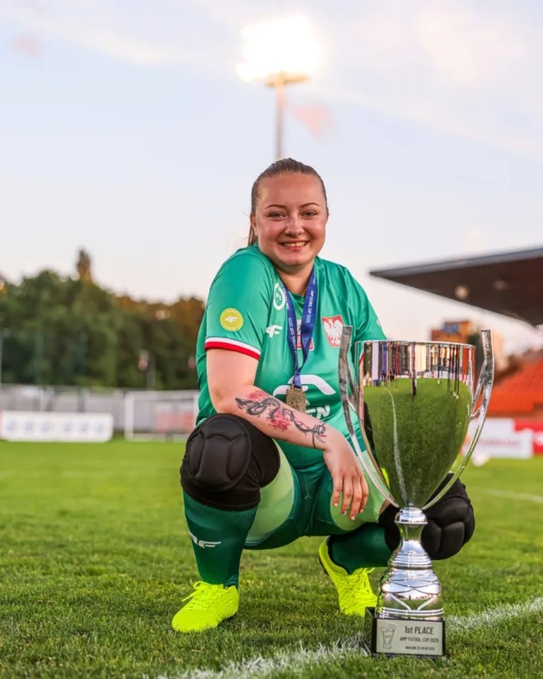 Amelia straciła rękę w wypadku, dziś gra w reprezentacji Polski. 'Moja niepełnosprawność opisuje mnie jako silną kobietę'. Fot. archiwum prywatne Amelii Kropiwnickiej