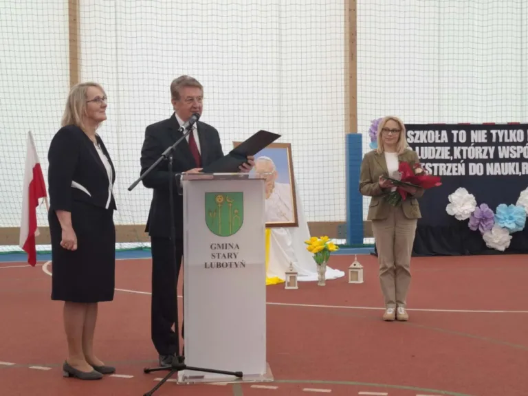 Najpierw świętowali jubileusz, później otworzyli boisko. Ważny dzień w Starym Lubotyniu. Fot. UG w Starym Lubotyniu
