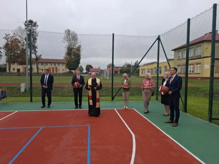 Najpierw świętowali jubileusz, później otworzyli boisko. Ważny dzień w Starym Lubotyniu. Fot. UG w Starym Lubotyniu