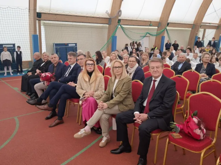 Najpierw świętowali jubileusz, później otworzyli boisko. Ważny dzień w Starym Lubotyniu. Fot. UG w Starym Lubotyniu