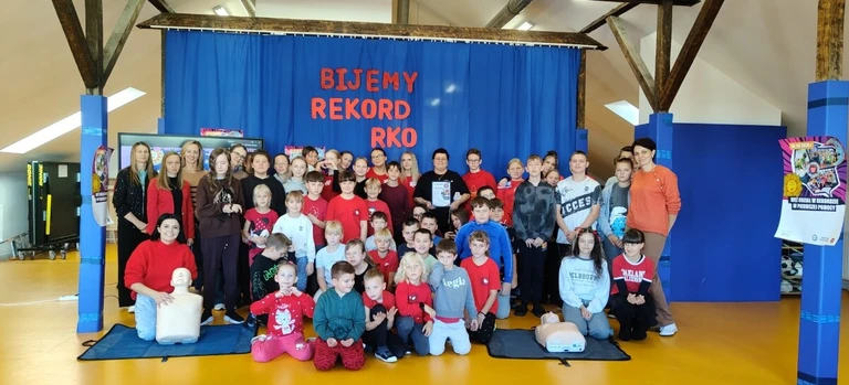 Bicie Rekordu w Pierwszej Pomocy - akcja w Szkole Podstawowej w Brudkach Starych. Fot. Archiwum szkoły