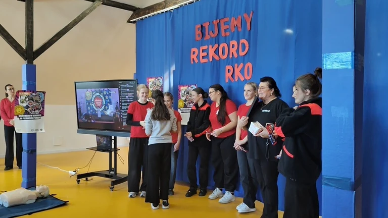 Bicie Rekordu w Pierwszej Pomocy - akcja w Szkole Podstawowej w Brudkach Starych. Fot. Archiwum szkoły