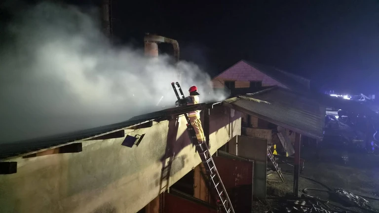 Pożar suszarni w miejscowości Tymianki-Bucie. Z ogniem walczyło aż 36 strażaków. Fot. OSP Małkinia Górna