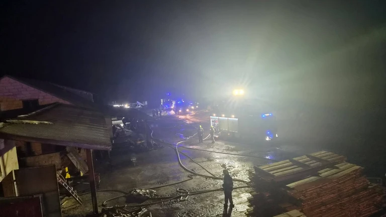 Pożar suszarni w miejscowości Tymianki-Bucie. Z ogniem walczyło aż 36 strażaków. Fot. OSP Małkinia Górna
