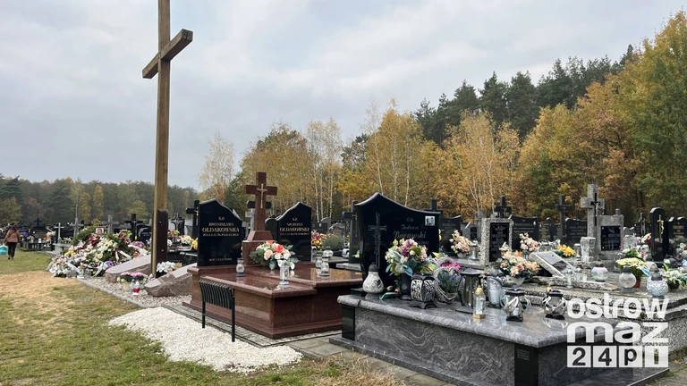 Cmentarz parafialny w Szulborzu Wielkim tuż przed dniem Wszystkich Świętych (zdjęcia)