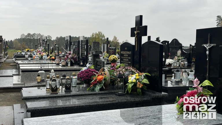 Cmentarz parafialny w Szulborzu Wielkim tuż przed dniem Wszystkich Świętych (zdjęcia)