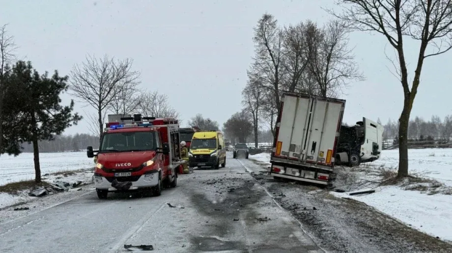 Śmiertelny wypadek. 75-latek zginął w czołowym zderzeniu (zdjęcia)