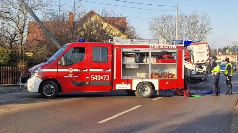 Auto uderzyło w słup energetyczny, kierowcę zabrał śmigłowiec LPR