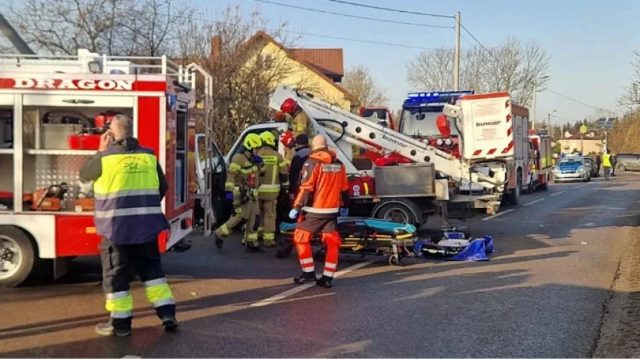 Auto uderzyło w słup energetyczny, kierowcę zabrał śmigłowiec LPR