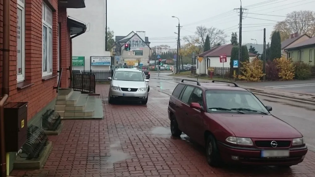 Skrzynka skarg: zastawiony chodnik przy ul. Piłata