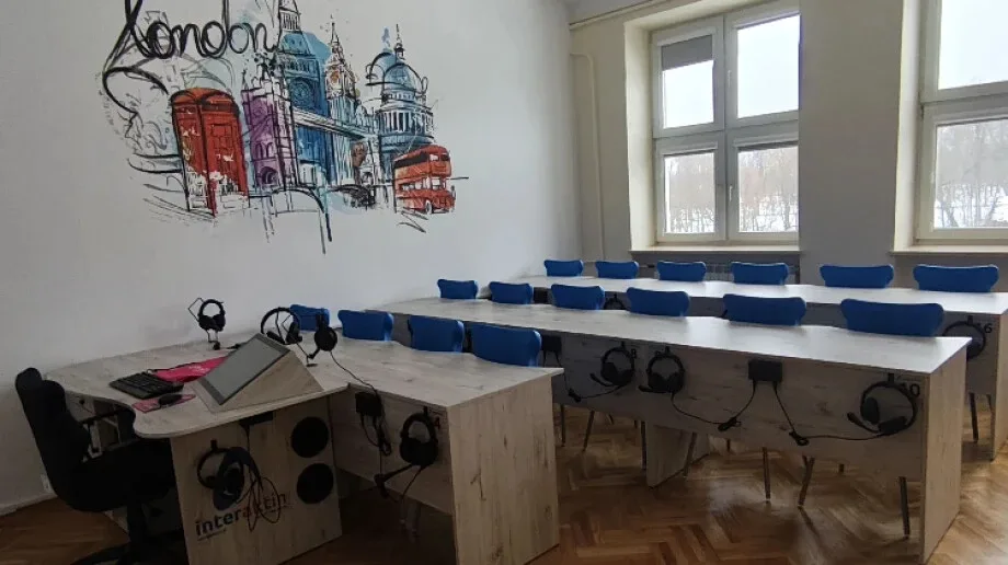 Uczniowie ZS-P w Ostrowi mają nowoczesną pracownię językową. W remont zaangażowała się lokalna firma