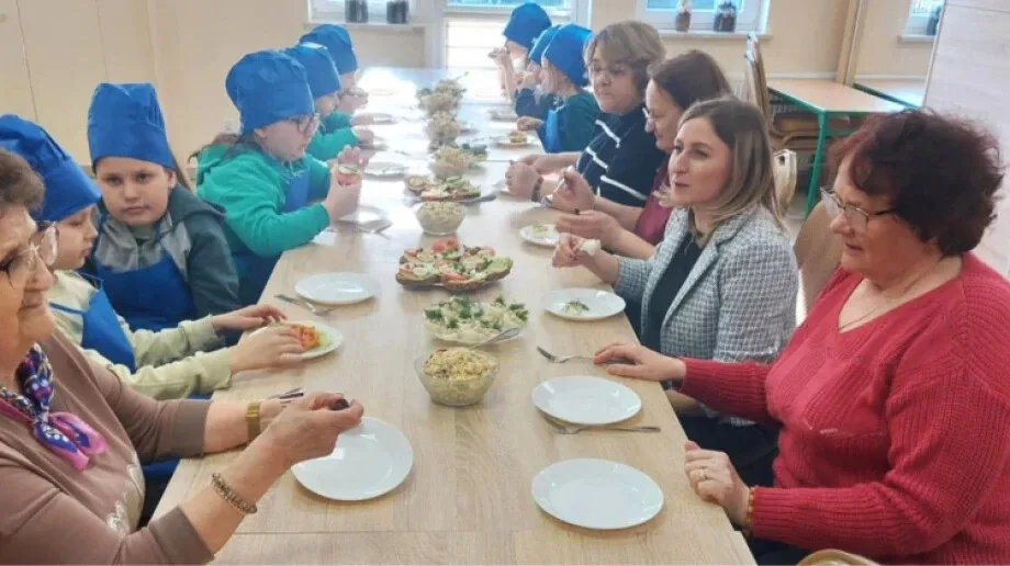 Dzieci gotowały z seniorami - zajęcia kulinarne w Starym Lubotyniu