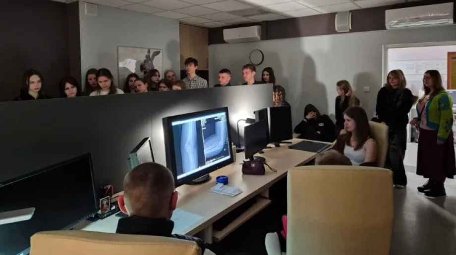 Uczniowie "Koperniczka" odkrywają tajniki diagnostyki obrazowej w ostrowskim szpitalu (zdjęcia)