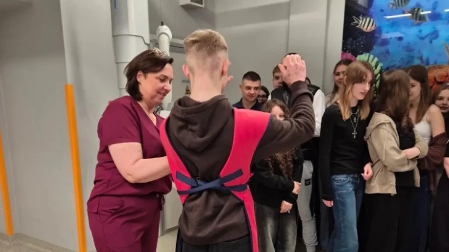 Uczniowie "Koperniczka" odkrywają tajniki diagnostyki obrazowej w ostrowskim szpitalu (zdjęcia)