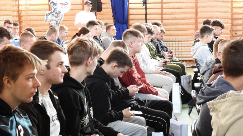 Mechanik znany z TVN Turbo w małkińskim "Staszicu". Co tam robił?