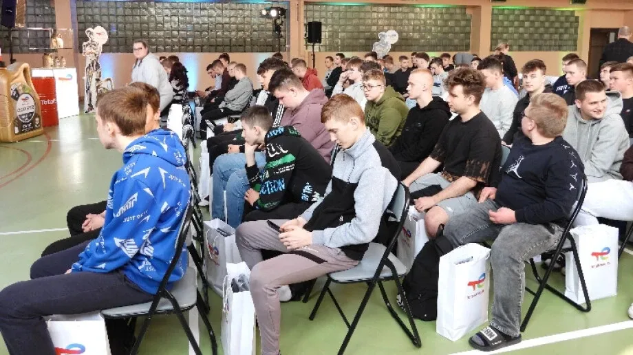 Mechanik znany z TVN Turbo w małkińskim "Staszicu". Co tam robił?