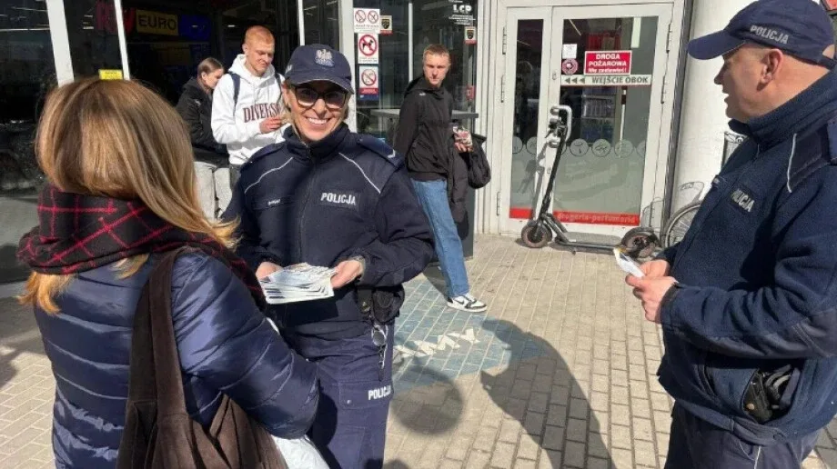Co policjanci rozdawali na ulicach Ostrowi?