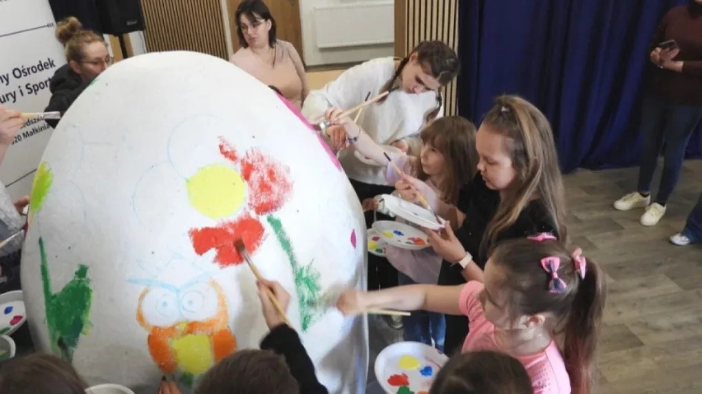 Megapisanka w małkińskim GOKiS. Zdjęcia