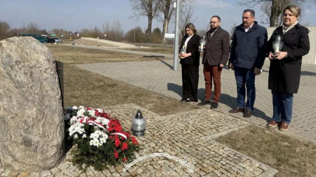 Zapalili znicze pod tablicą upamiętniającą postać Jana Maletki