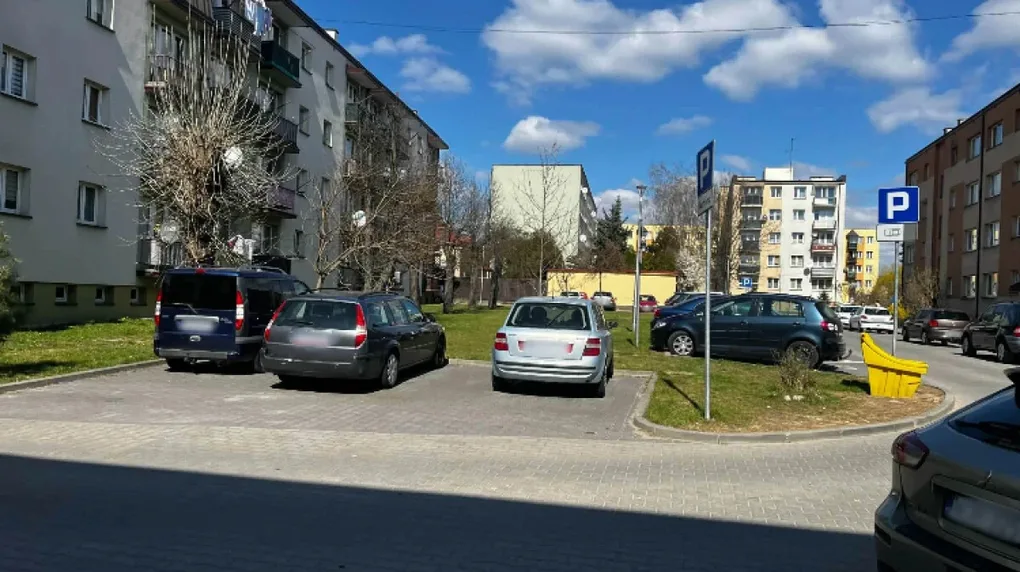 Są samochody, które stoją na tym parkingu tygodniami. Przecież tak nie można! Inni kierowcy też chcą tu parkować, a miejsca mało - irytuje się Czytelnik