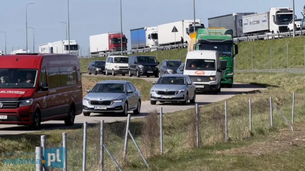 Pościg na S61 i cztery rozbite samochody. Ranni policjanci trafili do szpitala (zdjęcia)