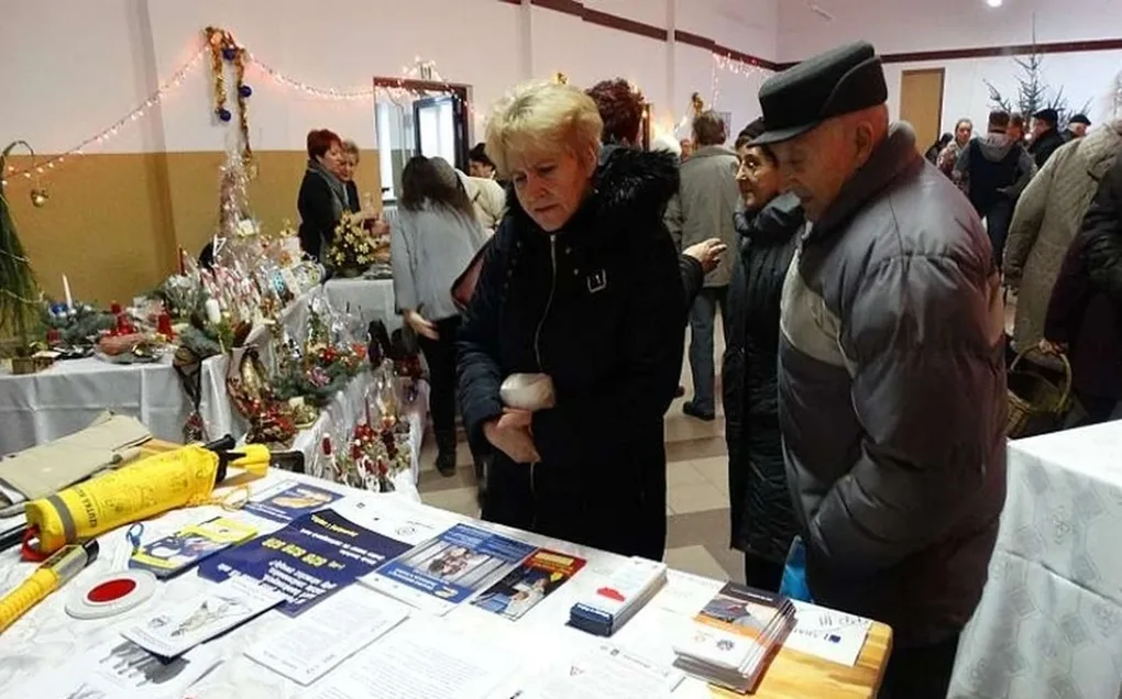 Dzielnicowy na jarmarku bożonarodzeniowym ziemi nurskiej