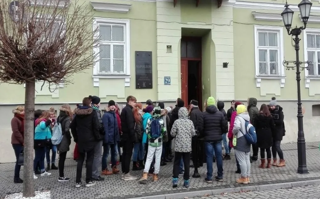 Blisko trzystu ostrowskich uczniów zwiedziło Pułtusk (zdjęcia)