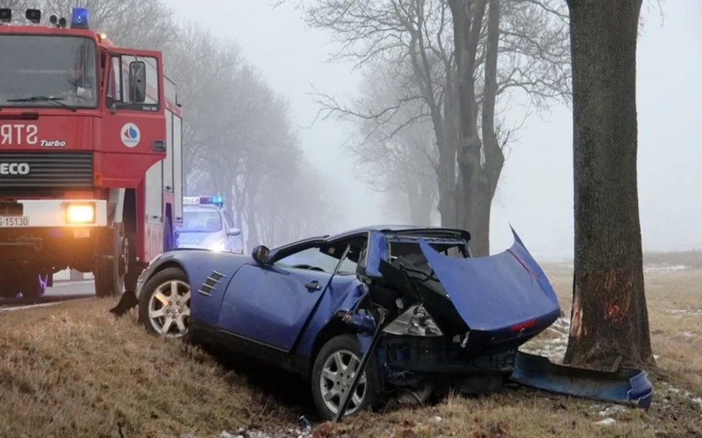 Młody kierowca z młodą pasażerką i sportowe auto. Wypadek (zdjęcia)