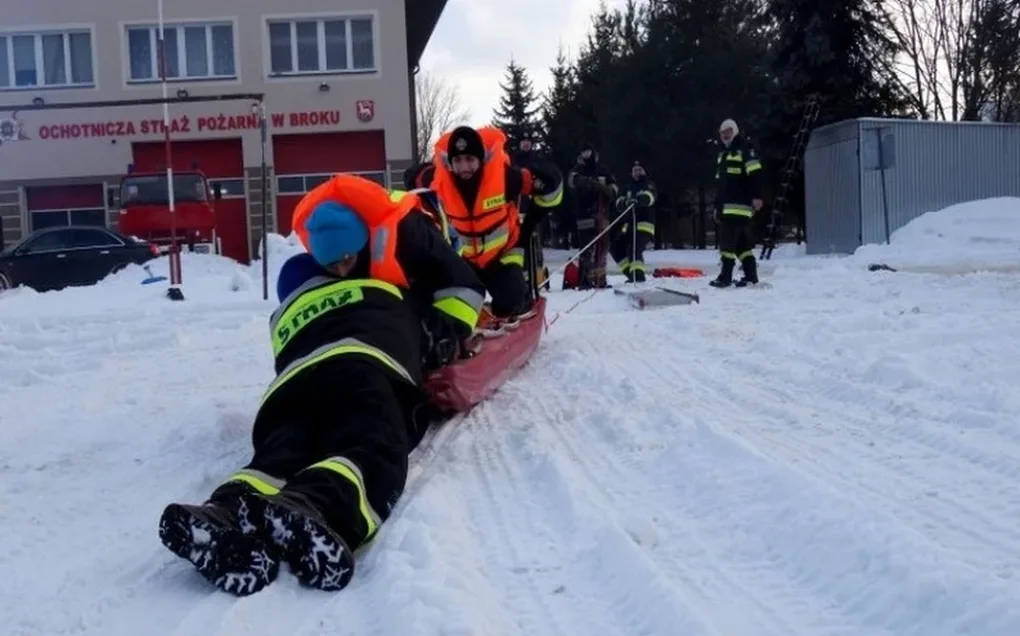 Strażacy ochotnicy przeprowadzili szkolenie na lodzie (zdjęcia, wideo)