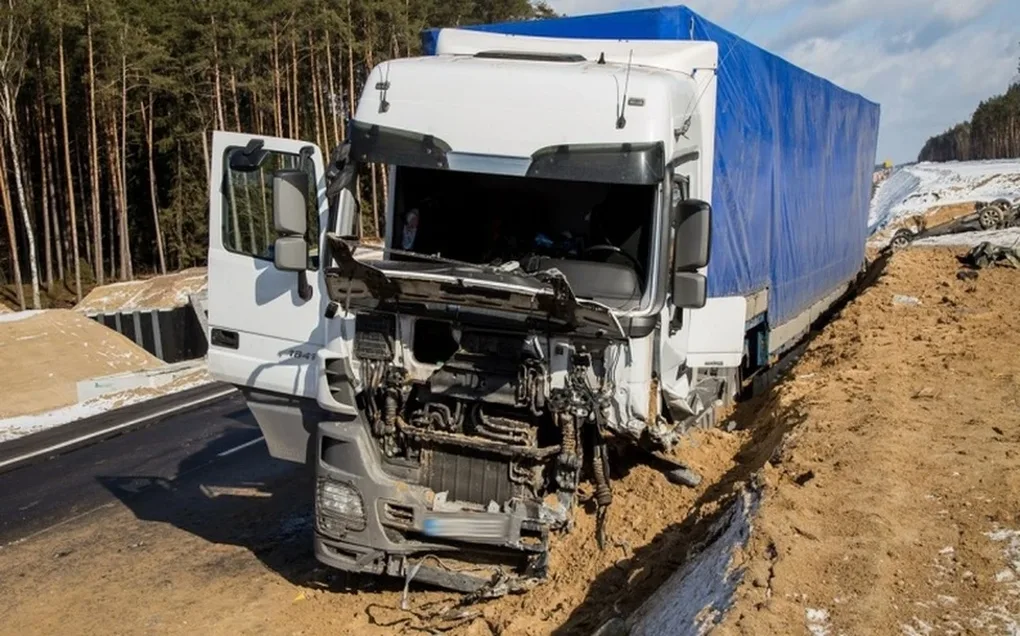 Wypadek w Dybkach. Nie żyją trzy osoby! Kolejne cztery ciężko ranne (aktualizacja, zdjęcia, wideo)
