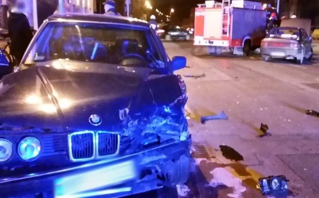 Zderzenie mazdy i bmw na ostrowskim skrzyżowaniu (zdjęcia)