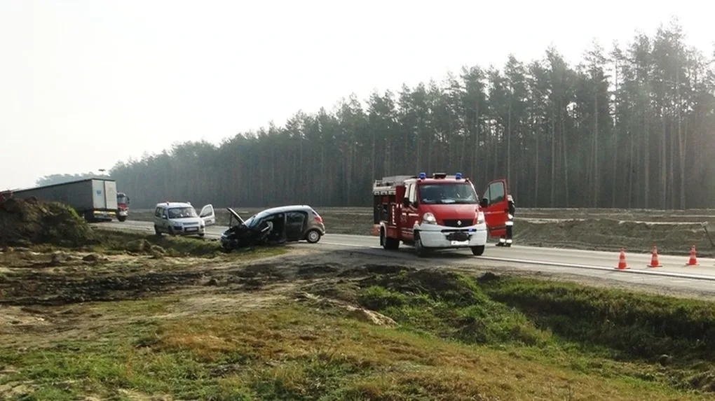 Zderzenie osobówki z ciężarówką. 31-letni kierowca trafił do szpitala (zdjęcia)