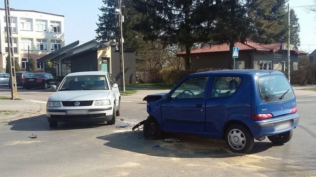 Zderzenie osobówek na ostrowskim skrzyżowaniu (zdjęcia)