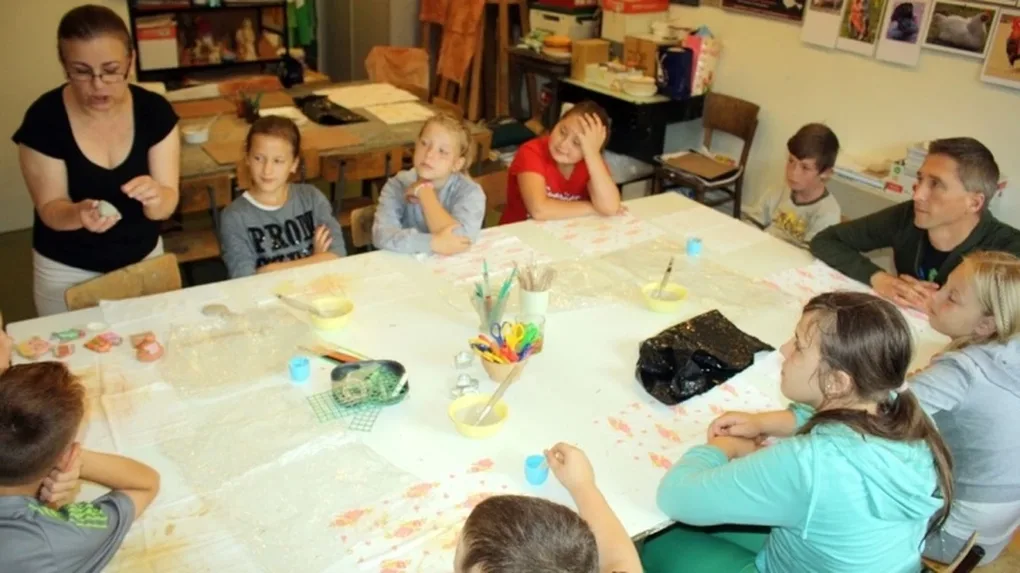 Podopieczni świetlicy socjoterapeutycznej na warsztatach ceramicznych (zdjęcia)