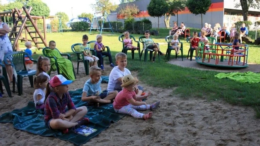 Czytanie twórczości Tuwima przy Widnichowskiej (zdjęcia)