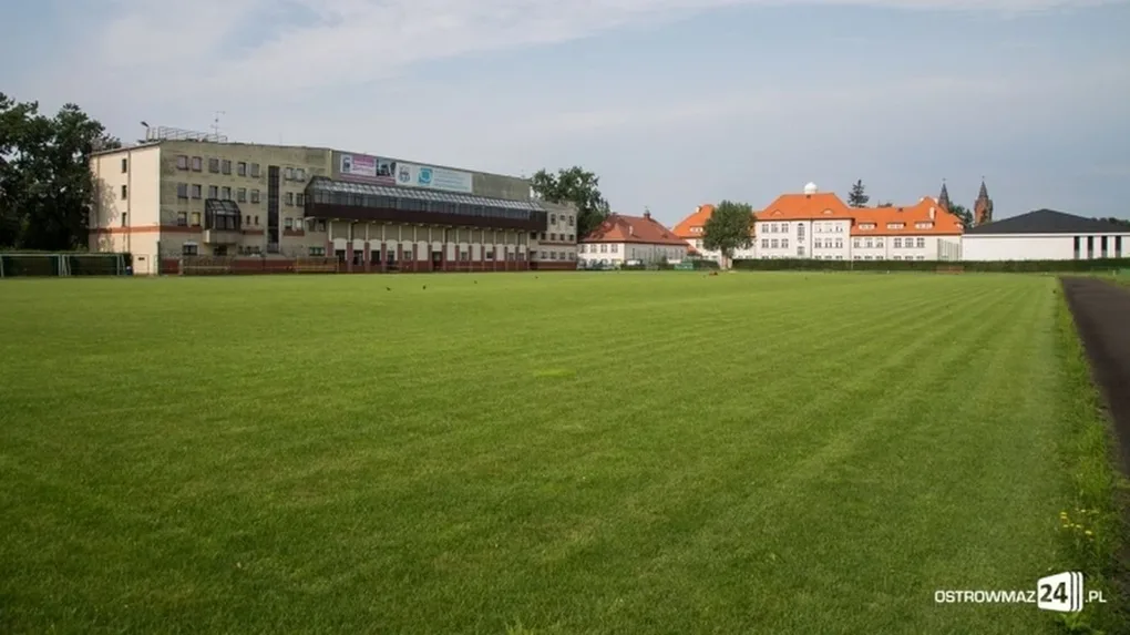 Murawa przy Warchalskiego już po renowacji (zdjęcia)