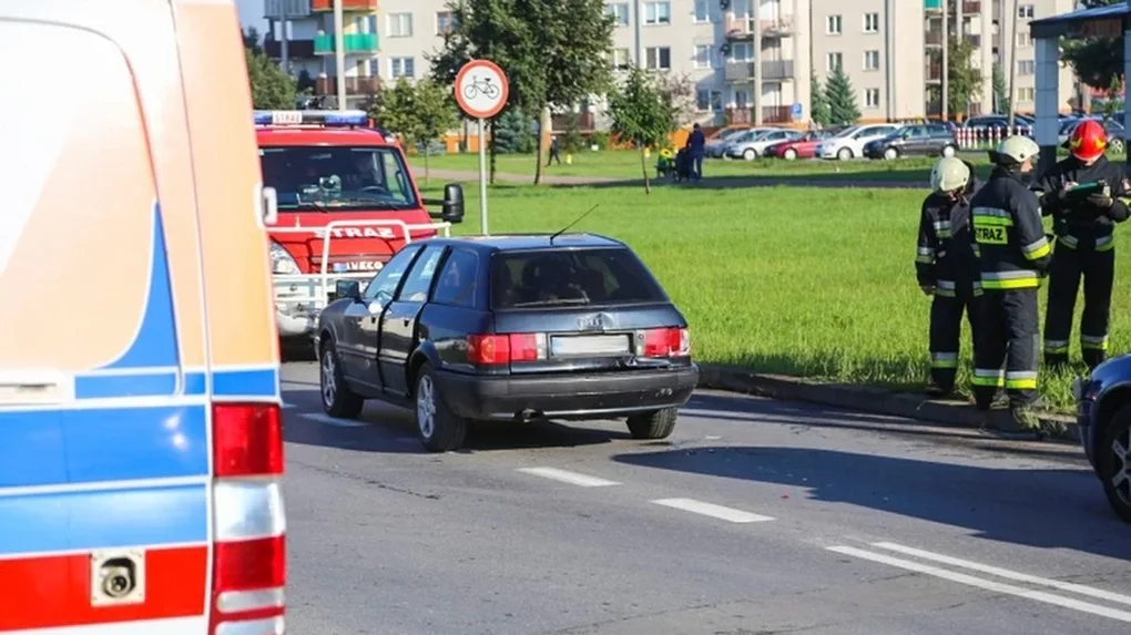 Zderzenie osobówek. Winna kobieta z powiatu ostrowskiego (zdjęcia)