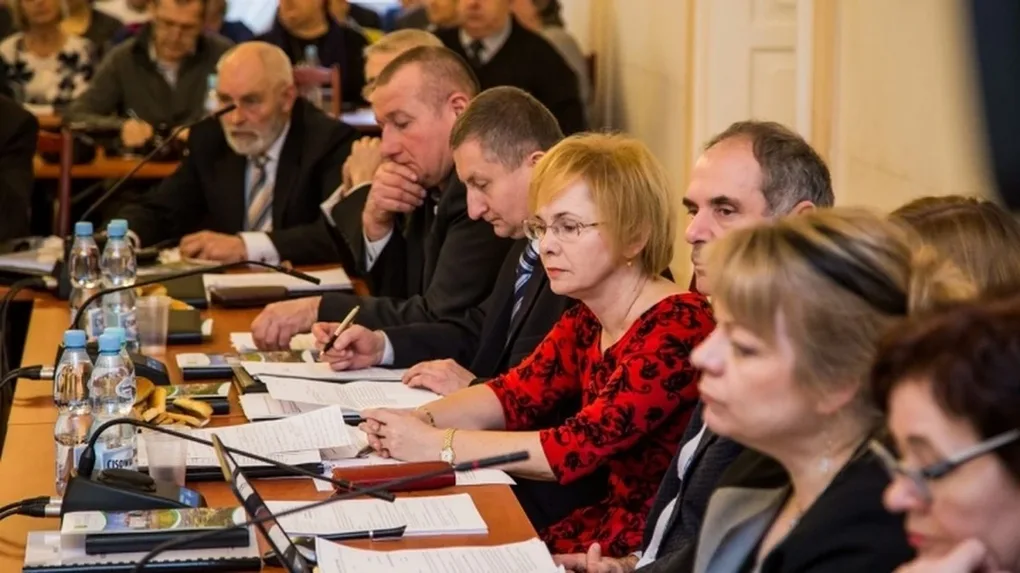 Sesja rady miasta z przekształceniami ostrowskich szkół