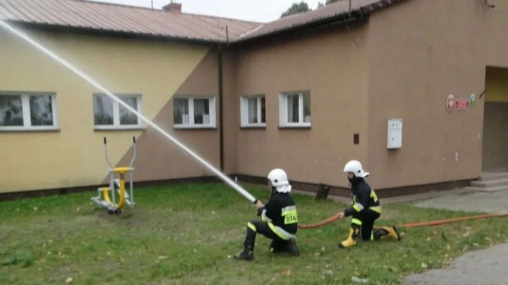 Ewakuacja budynku Szkoły Podstawowej w Nowej Osuchowej (zdjęcia)