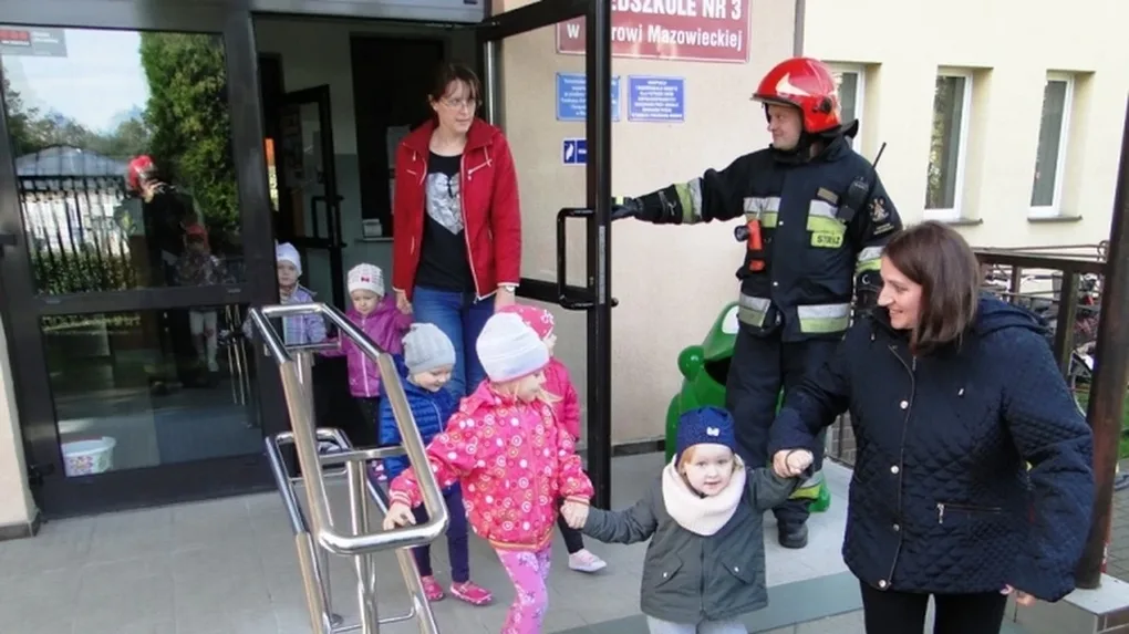 Ćwiczenia strażackie w ostrowskim przedszkolu (zdjęcia)
