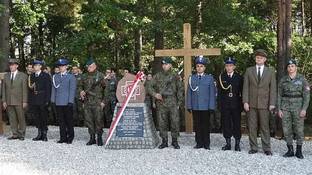 Odsłonili tablicę upamiętniającą ppor. Aleksandra Kuleszę (zdjęcia)